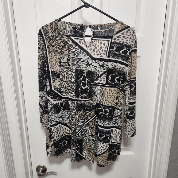 Dana Buchman Black and Tan Graphic Relaxed Blouse - Picture 2 of 4